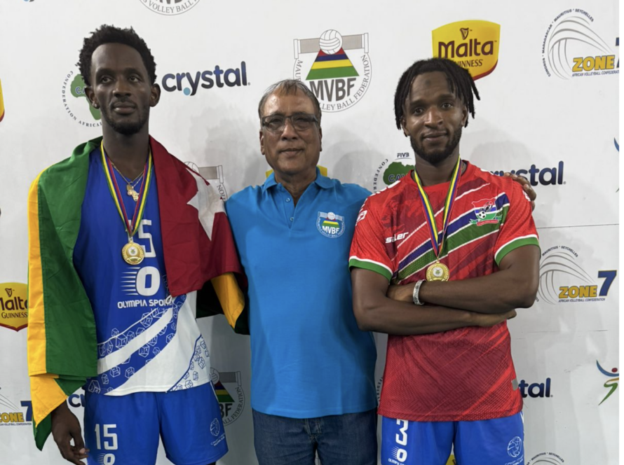 David Samani (N° 15 , le drapeau togolais à l’épaule) avec le président de la fédération mauricienne de volleyball ( au centre) et Modou Ngum , son coéquipier de la Gambie.