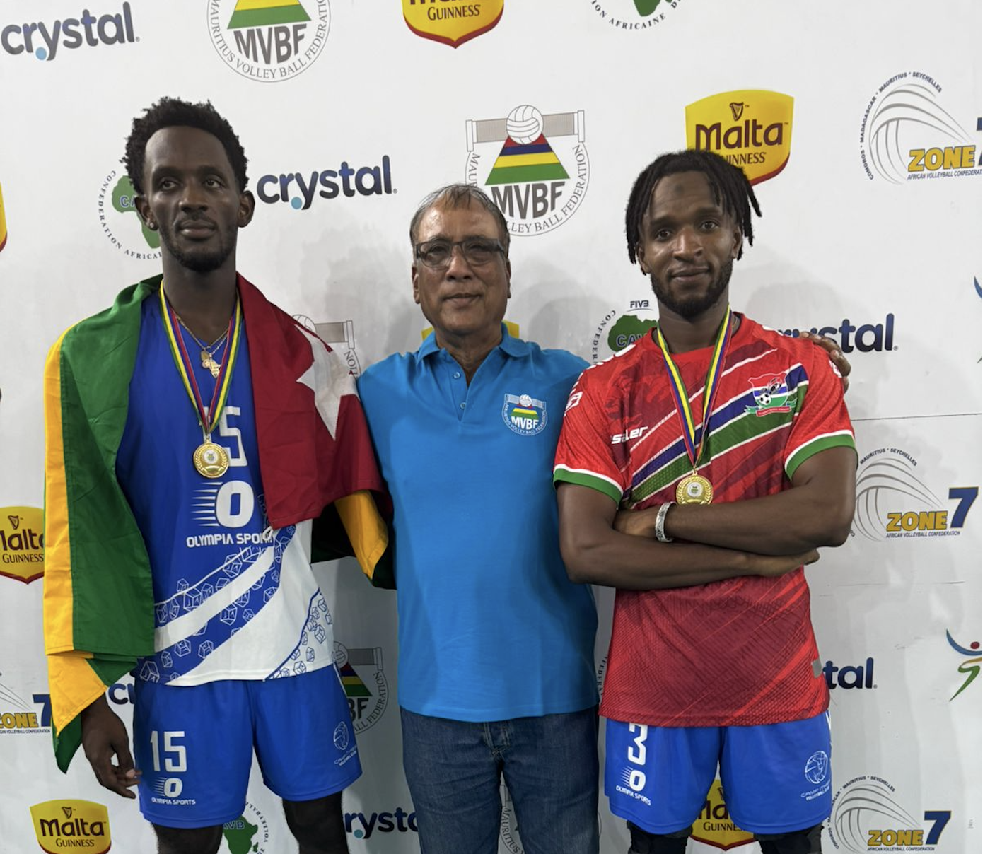David Samani (N° 15 , le drapeau togolais à l’épaule) avec le président de la fédération mauricienne de volleyball ( au centre) et Modou Ngum , son coéquipier de la Gambie.